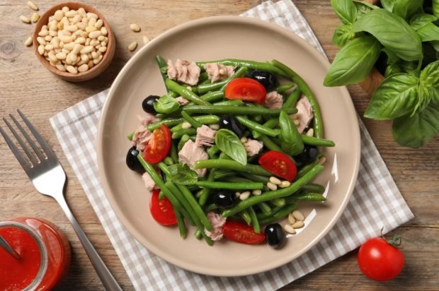 Meat salad with chicken, string beans, olives and cherry tomatoes