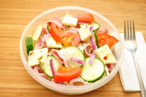 Salad with ham and cheese