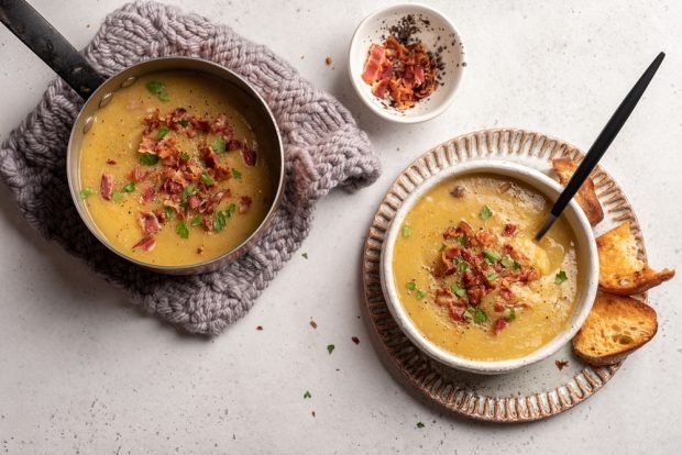 Pea soup with lentils and smoked meats