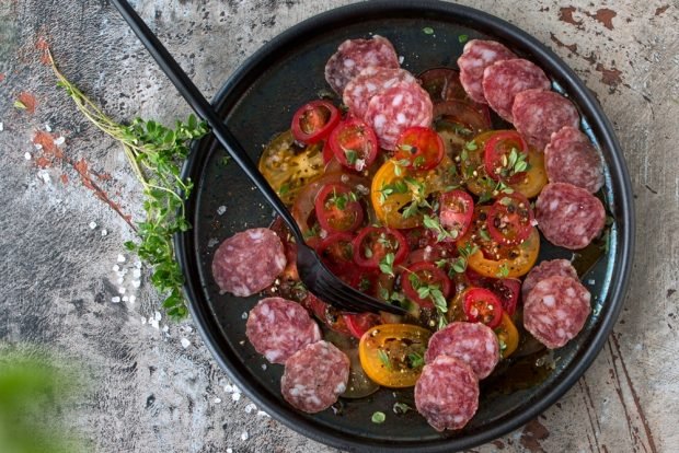 Salad with tomatoes and smoked sausage