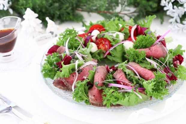 Festive salad with beef and mozzarella