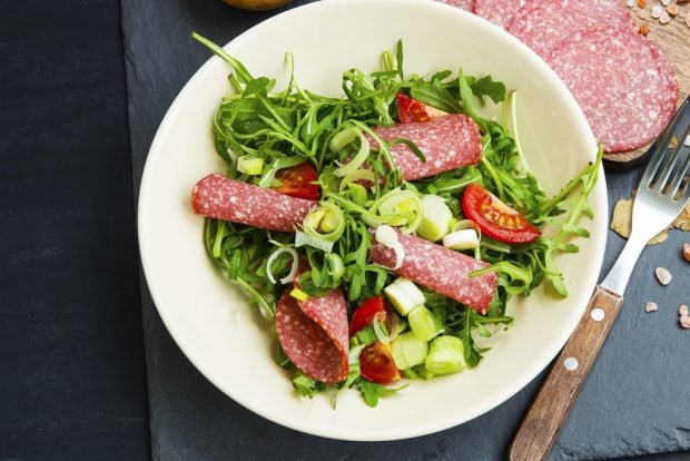 Salad with smoked sausage and arugula 