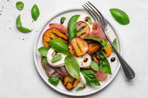 Salad with ham and grilled peaches