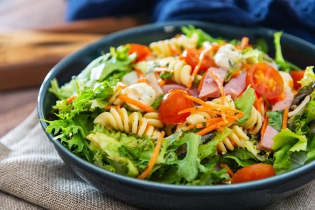 Salad with pasta, Korean carrots and ham