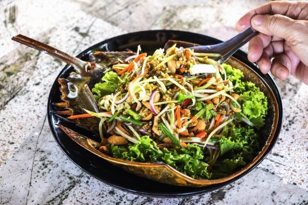 Salad with mussels and crab meat