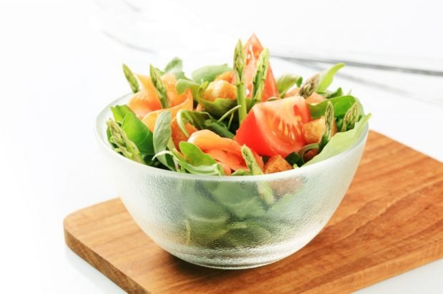 Salad of asparagus, tomatoes, spinach and red fish