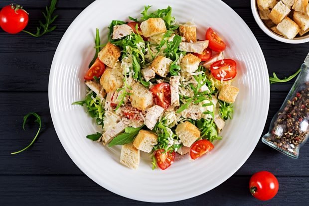 Salad with chicken and crackers