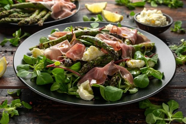 Salad with ham and asparagus