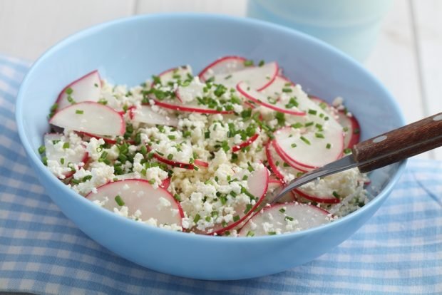 Salad with radish and cottage cheese