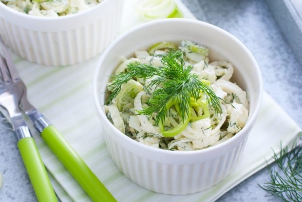 Salad with eggs, onions and sour cream