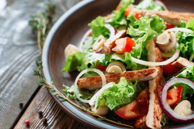 Salad with fried chicken and pickled mushrooms