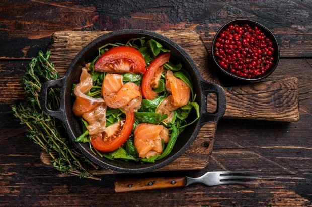 Salad with red fish, arugula and tomatoes