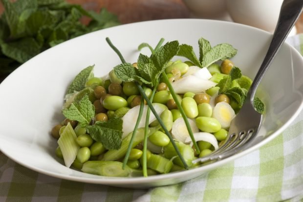 Salad with green beans and mint