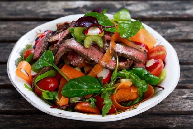 Salad with beef and carrots