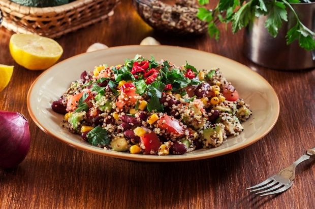 Salad with quinoa, red beans, avocado and hot pepper