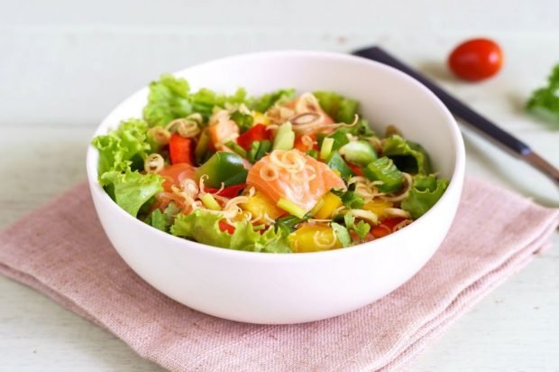 Salad with red fish, vegetables and mango