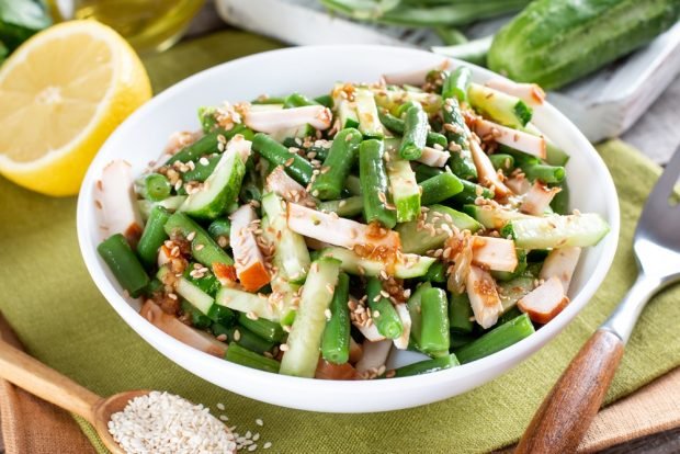 Salad with smoked chicken and string beans