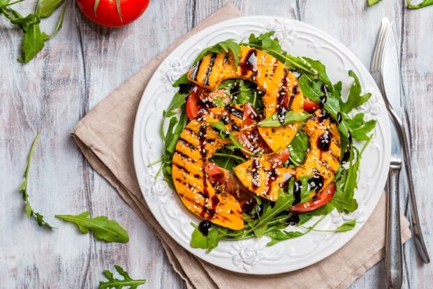 Salad with tomatoes and grilled pumpkin