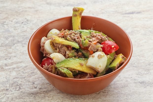 Salad with canned tuna and avocado