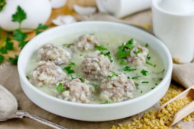 Armenian white soup with meatballs and bulgur 