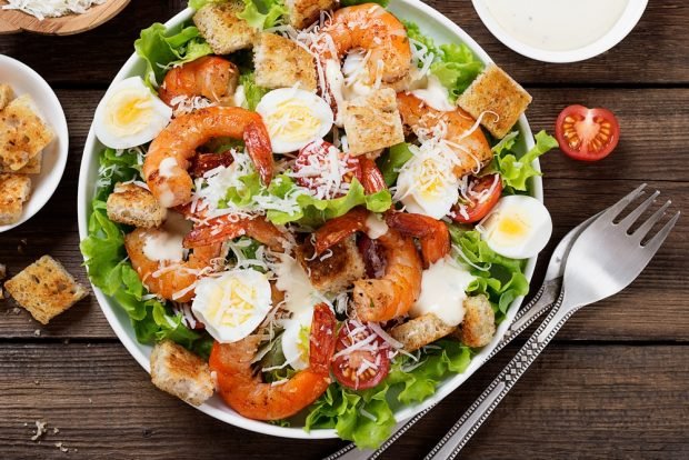 Caesar salad with shrimps and quail eggs 