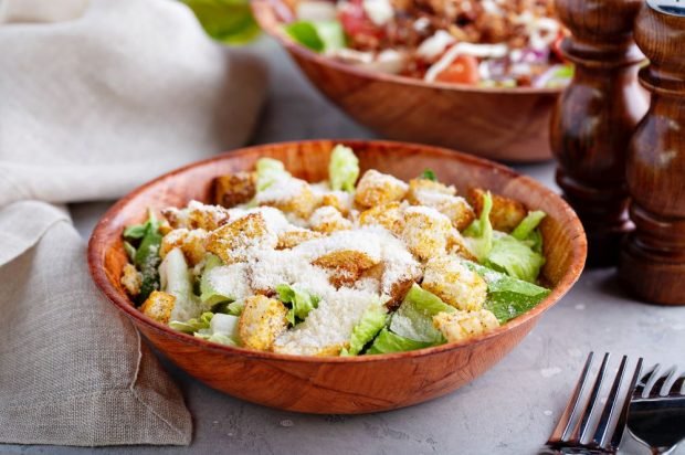 Caesar salad with homemade crackers is a simple and delicious recipe, how to cook step by step