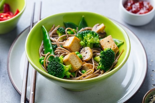 Salad with noodles and broccoli