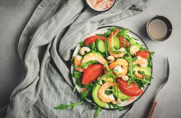 Salad with shrimp, avocado and grapefruit