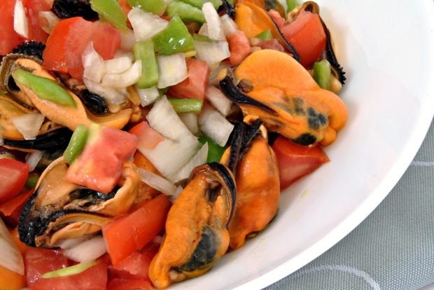 Vegetable salad with mussels in soy sauce