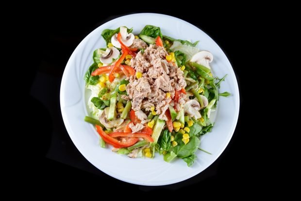 Salad with corn, tuna and mushrooms