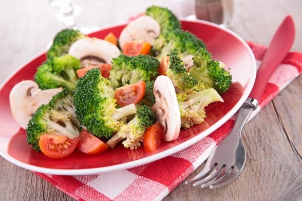 Salad with raw broccoli and mushrooms 