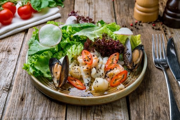 Salad with seafood and radish