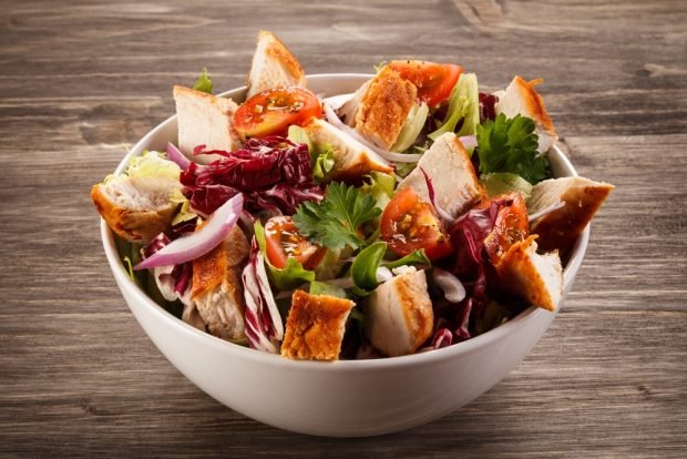 Salad with cherry tomatoes, red cabbage and smoked chicken