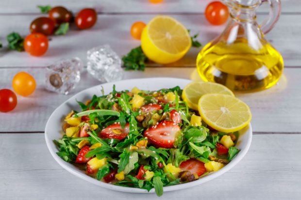 Pineapple, arugula and strawberry salad