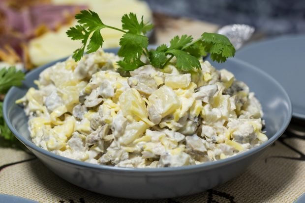 Salad with chicken, mushrooms and cheese 