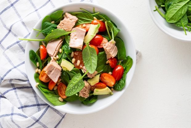 Salad with spinach and tuna