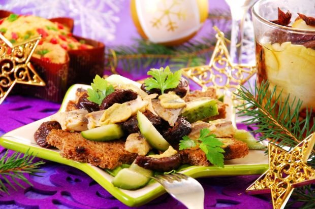 Salad of herring, cucumbers, prunes and crackers