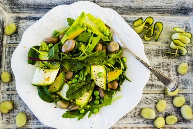 Salad with peas, green beans and zucchini