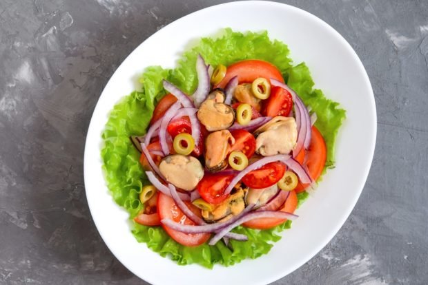 Salad with pickled mussels and olives