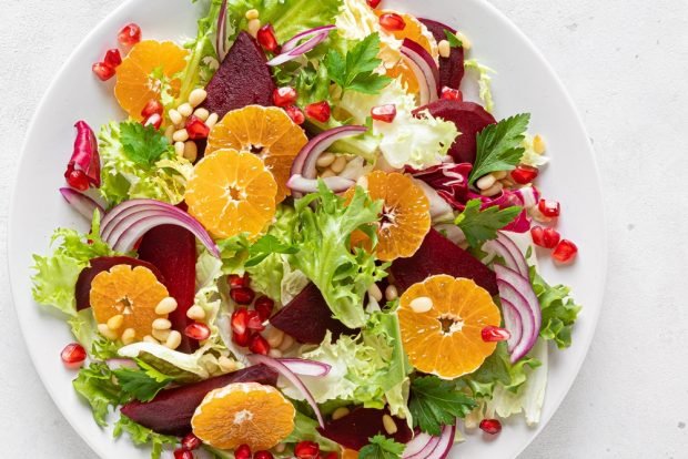 Salad with beetroot, purple onion and tangerines