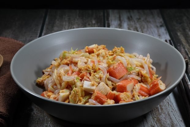 Crab salad with Peking cabbage and rice noodles – a simple and delicious recipe, how to cook step by step