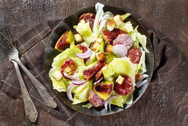 Salad with smoked sausage and figs