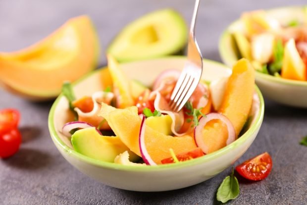 Salad with ham, melon and avocado 