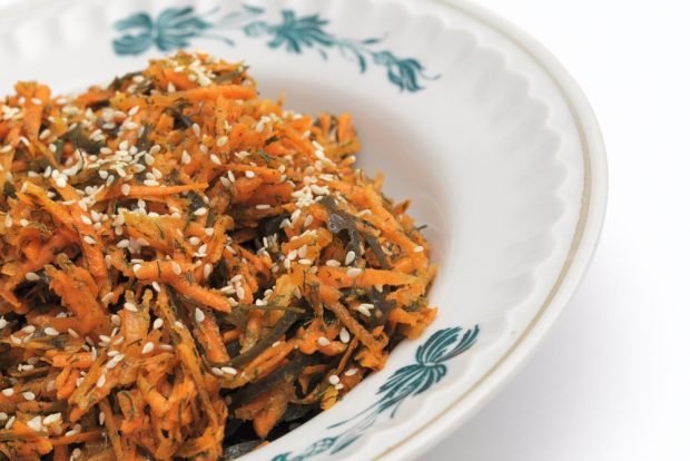 Salad with carrots and wood mushrooms