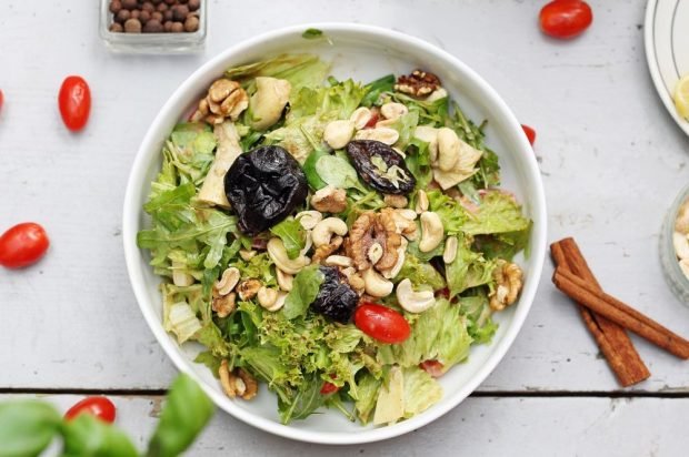 Light salad with nuts and prunes