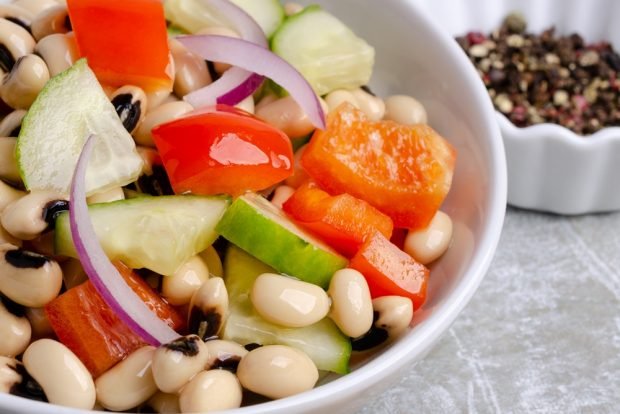 Salad with cucumbers and beans