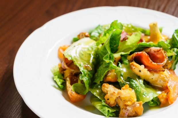 Salad with fried mushrooms and honey mustard dressing