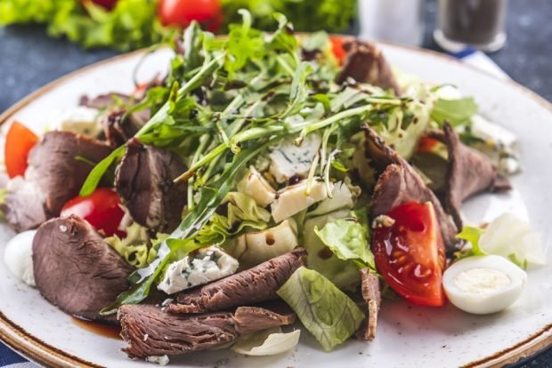 Salad with baked beef and blue cheese