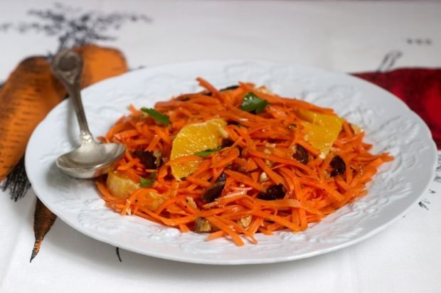 Vitamin salad with carrots, prunes and orange 