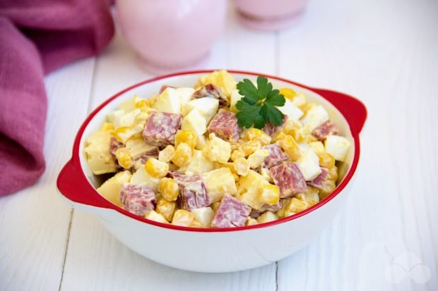 Salad with smoked sausage and eggs